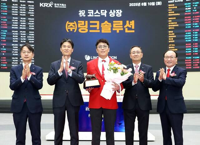 10 ѱŷ  ȫ  ũַ ڽڽ Ŀ (ʺ) 뿵 ѱIRȸ ȸ, ΰ ѱŷ ڽڽ庻, ֱٽ ũַ ǥ̻, ȣ ſ , ն ڽȸ ȸ  Կ ϰ ִ. /ѱŷ