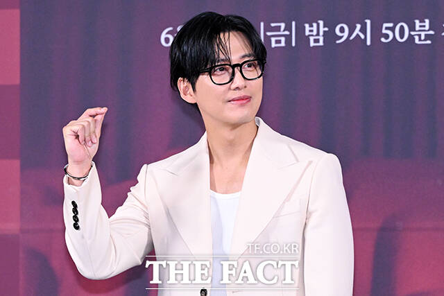  ù 10   걸 CGV ũ  SBS   '츮ȭ' ۹ǥȸ   ϰ ִ. / 