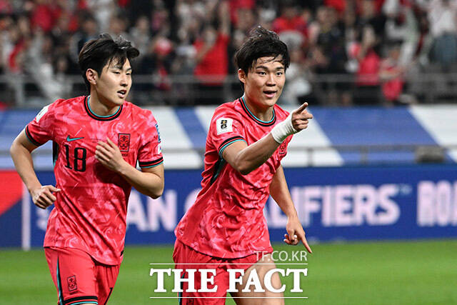 () 10    Ű忡  2026 ౸(FIFA) ߹  ƽþ 3  Ʈ   ̰ΰ Բ ⻵ϰ ִ./Ű= 