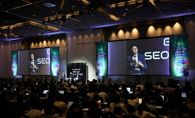  10 ֵ Gen AI SEOUL 2025 ۷ ѱ۴() 輺   ϰ ִ. /ѱ۴