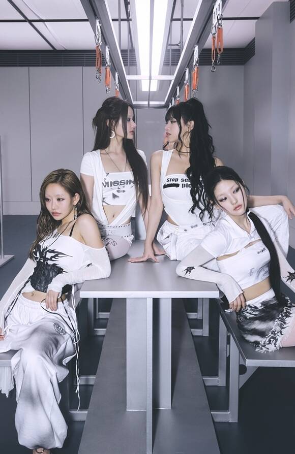 Ű 9  ٹ '224' ǥϰ ŸƲ 'Lips Hips Kiss' Ȱ ߴ. /S2