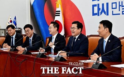 박찬대(왼쪽에서 네 번째) 민주당 전 원내대표가 12일 국회에서 열린 고별 기자간담회에 참석해 원내지도부와 이야기를 나누는 모습. 김병기 원내대표가 13일 민주당 2기 원내사령탑으로 뽑혔다. /배정한 기자