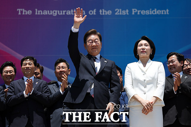   G7 ȸ  ù ؿ 濡 .   ܰ 4   ǵ ȸ ٴȦ   ġ  ܵ忡  ùε  λϰ ִ. /ȸڴ