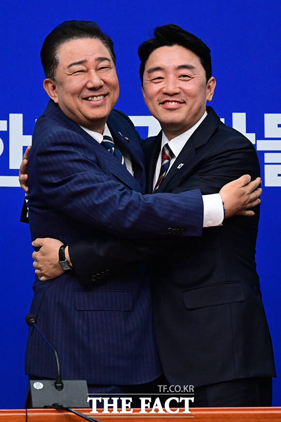 躴 Ҿִ ǥ   ǥ 17   ǵ ȸ ƽ  񼭽带 ϸ ϰ ִ./ȸ=ȣ 