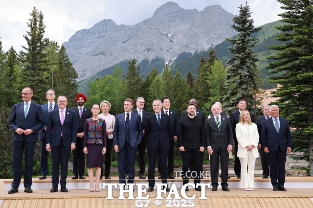   17( ð) ĳ ٹŸ īŰ G7 ȸ忡 屹 ũ ī ĳ Ѹ, û  Բ Կ ϰ ִ. /ý