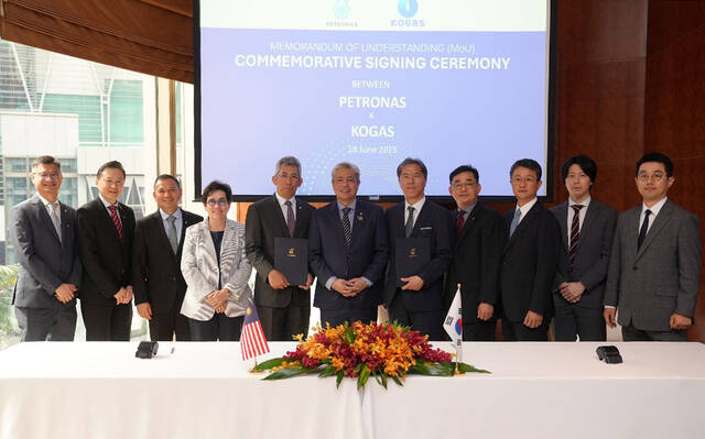  18(ð) ̽þ ˶Ǫ ѱ, ̽þ    Ʈγ(Petronas)   'ȭõҡź     û о  ȭ  ' ΰ Կ ϰ ִ. /ѱ