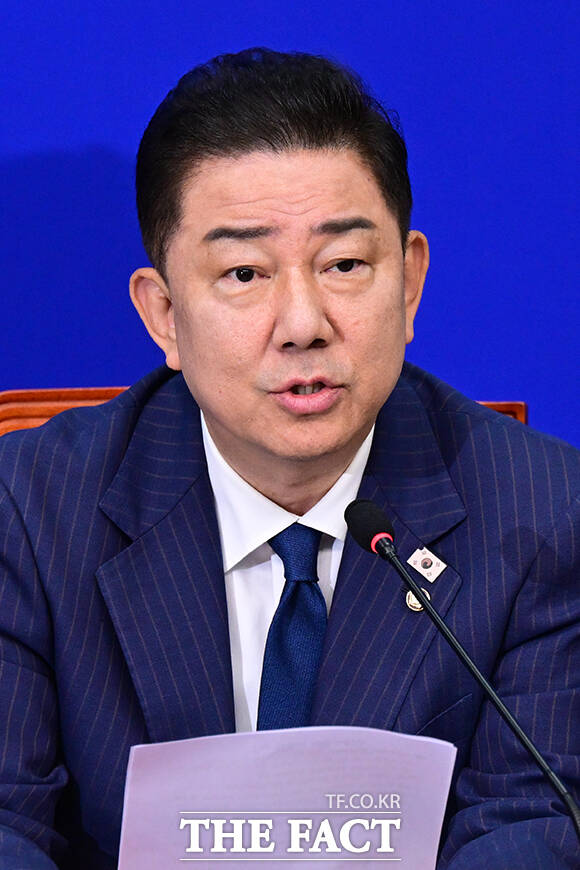 躴 Ҿִ ǥ   ǥ 20   ǵ ȸ  ְȸǿ  ι߾ ϰ ִ. /ȸ=ȣ 