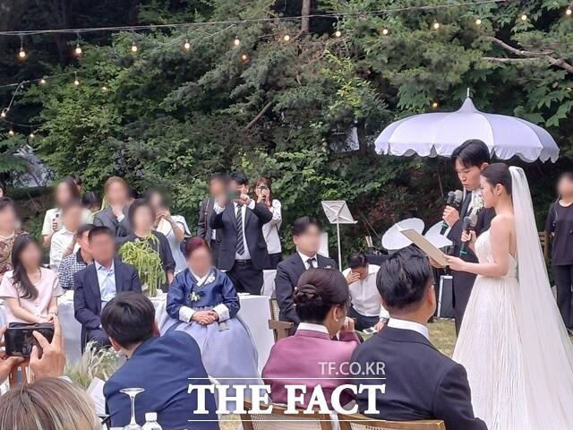  ַʻ  Ŷ 쿵 ź ̿  ϰ տ ȥμ  ̳ ȥ ȸ  MC 缮 þҰ,  ũ  డ ҷ. /Ʈ DB