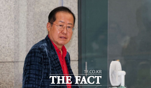  뼱 ĺ 漱 Ż    ϰ Ͽ̿ üߴ ȫǥ  뱸 17 õ ߱ õ 1͹̳η ͱϰ ִ. /ý