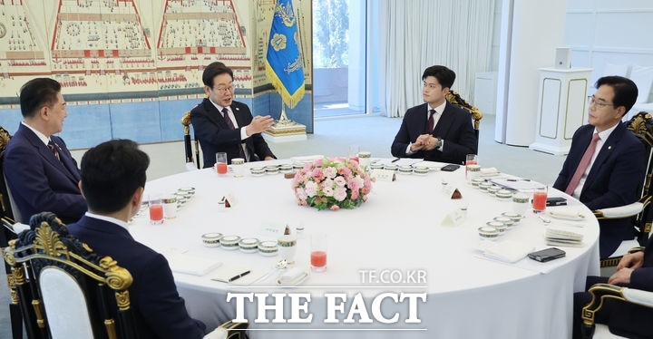   22 ѳ    ο  ߾ϰ ִ. ʺ ƽ 񼭽, 躴 Ҿִ ǥ   ǥ,  ,   å, ۾ ǥ. /ý