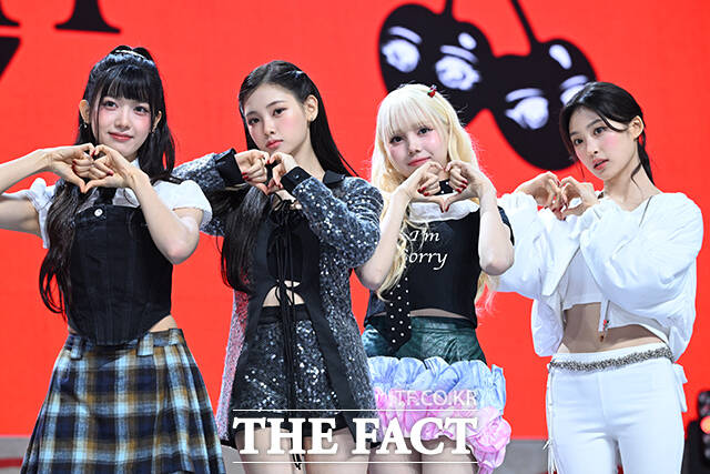 ǳ̼ ſ ɱ׷ Baby DONT Cry(̺ũ) ̿ , ̾, (ʺ) 23   걸 罺 SOLƮȦ   ̱ ٹ ' (F Girl)' ߸  ̽   ϰ ִ. / 