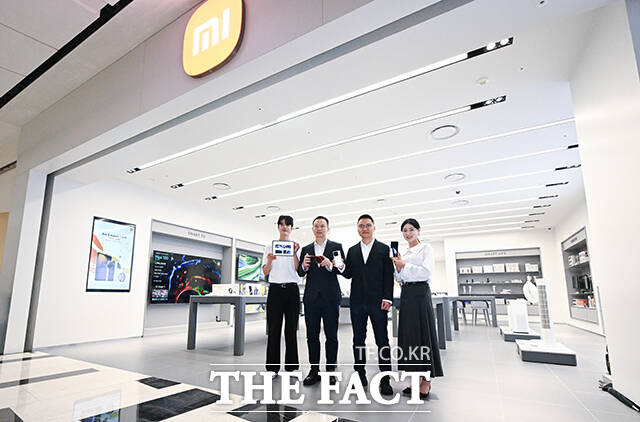  (Jony Wu)  ڸ (  °) ص (Andrew Li)  ƽþ Ѱ(  °) 25    IFC    ù    ' (Xiaomi Store)'  翡  𵨵 Բ ǰ Ұϰ ִ. / 