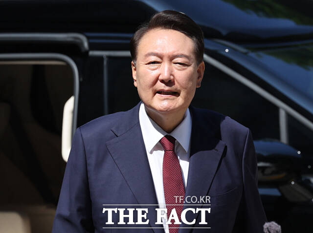 3 Ư(ä) 簡 ȭϸ鼭  ο 翡 ĥ  ϴ Ҹ Ŀ ִ.     23   ʱ ߾  θӸ   8 ǿ ⼮ϰ ִ . /