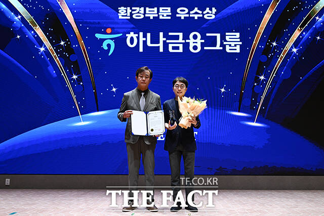 '2025 ESG 濵' û 26    ǵ ѱŷ(KRX) ۷Ȧ  , ϳ׷ ȯι  ߴ.  Ʈ () Ȳ 忡 и    Կ ϰ ִ. / 