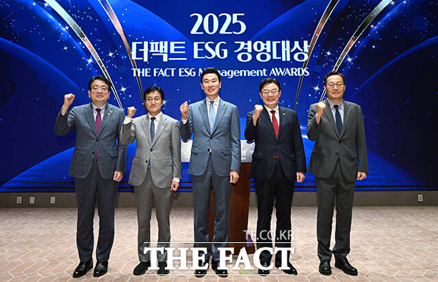 Ư  Ű   <Ʈ> ϴ '2025 ESG 濵' û 26    ǵ ѱŷ(KRX) ۷Ȧ  ֳȣ ڿ 2 ſ Ҿִ ǿ,  Ʈ ǥ̻, 輺  ǿ,  뵿 뺯(ʺ) Կ ϰ ִ. / 