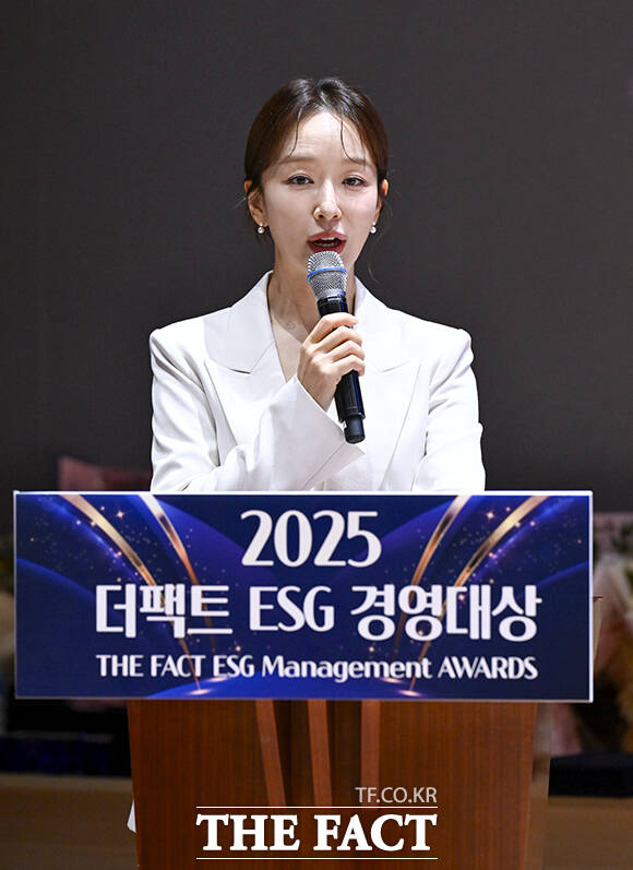 Ư  Ű   <Ʈ> ϴ '2025 ESG 濵' û 26    ǵ ѱŷ(KRX) ۷Ȧ  ڼ Ƴ ȸ  ִ. / 