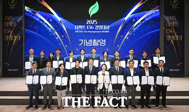 Ư  Ű   <Ʈ> ϴ '2025 ESG 濵' û 26    ǵ ѱŷ(KRX) ۷Ȧ   ڵ Կ ϰ ִ. / 