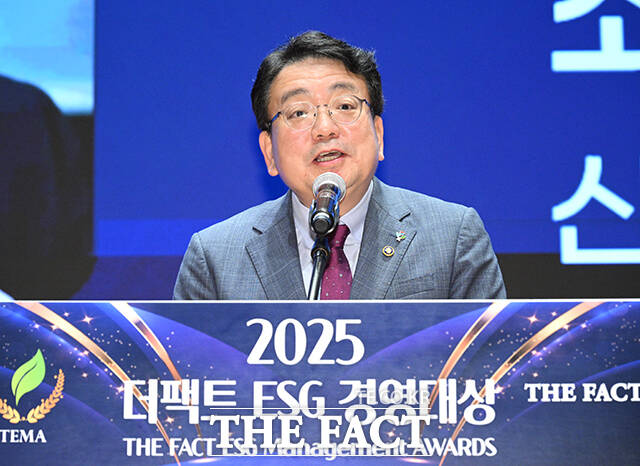 Ư  Ű   <Ʈ> ϴ '2025 ESG 濵' û 26    ǵ ѱŷ(KRX) ۷Ȧ  ֳȣ ڿ 2 縦 ϰ ִ. / 