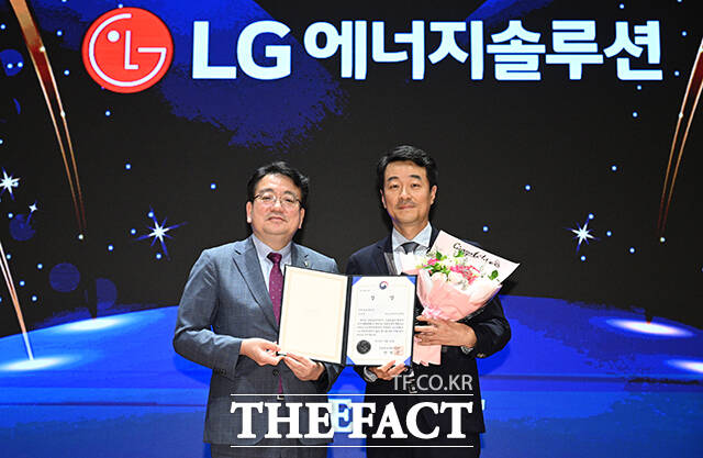 Ư  Ű   <Ʈ> ϴ '2025 ESG 濵' û 26    ǵ ѱŷ(KRX) ۷Ȧ  ֳȣ ڿ 2()  LGַ 󹫿 û  Կ ϰ ִ. / 
