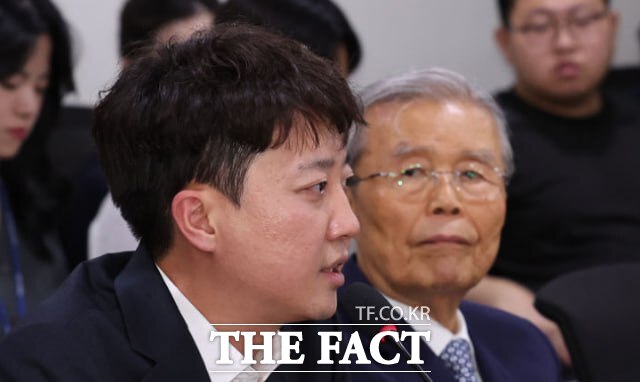  ǿ  23  ǵ ȸ ǿȸ  뼱  ̳ 縦 ϴ . ״ ̳  ٸ   ڸ . /ý