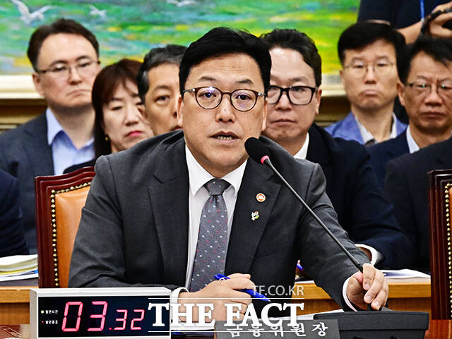 躴ȯ  30   ǵ ȸ  ȸ üȸǿ  ߰  ǿ 亯 ϰ ִ. /ȸ= 