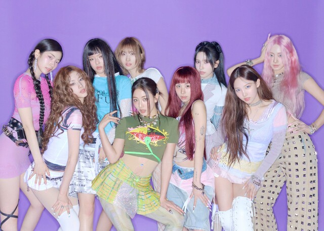 Ʈ̽  4 'THIS IS FOR' ܼƮ ʸ ̹ ߴ. ÷Ǯ Ÿϸ   ڸ ŷ ˳´. /JYP