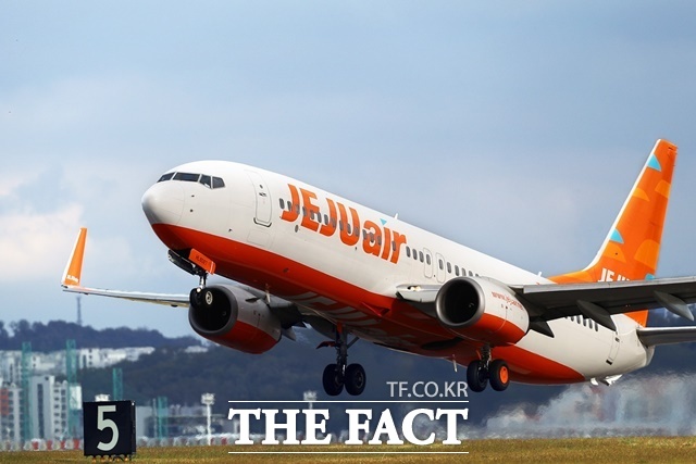 װ Ϲݱ⿡ B737-8 3븦  ߰  ̸  2030 ü    5 Ϸ ߴ  ǥ Ѵ. /װ