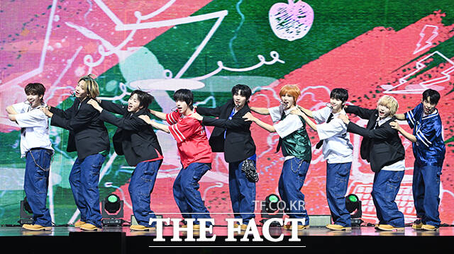 ׷ ȩ(AHOF) 1    24 ̺Ȧ  ù ° ̴Ͼٹ 'WHO WE ARE(  )' ߸  ̽  ϰ 'Ķ б, ʷ ܵ,  ȭ' 븦 ġ ִ. / 