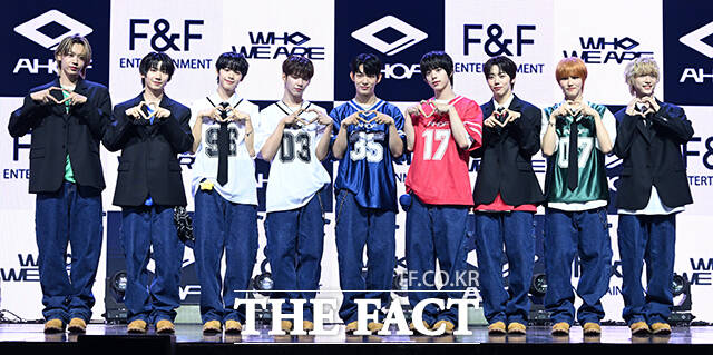 ׷ ȩ(AHOF) 彴̺ , , ̿, Ƽ, , , ֿ, ̽(ʺ) 1    24 ̺Ȧ  ù ° ̴Ͼٹ 'WHO WE ARE(  )' ߸  ̽   ϰ ִ. / 