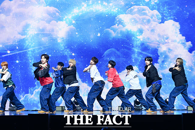 ׷ ȩ(AHOF) 1    24 ̺Ȧ  ù ° ̴Ͼٹ 'WHO WE ARE(  )' ߸  ̽  ŸƲ 'װ ٽ  (Rendezvous)' 븦 ġ ִ. / 