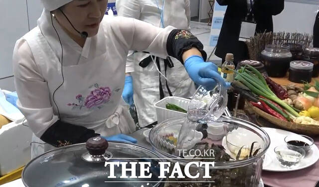 <Ʈ>  1 ã 'ڸƾǪ(2025 Korea Seafood Show) Ȱ  ӿ ǰ  丮 ǰ ' ݵü' Ҹ   ȿ   '' ̿    Ⱑ ڵ   ־.    丮 . /ڸƾǪ= 