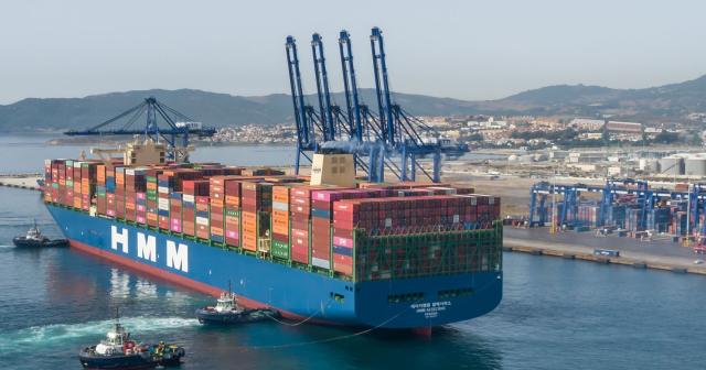 HMM  30  ö ׸û ö ͹̳(TTIA)   1ܰ  Ѵٴ  ⼭ ߴ. TTIA ϴ 24000 TEU ̳ʼ HMM öȣ. /HMM