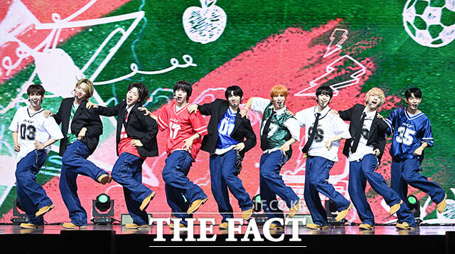 ׷ ȩ(AHOF) 1    24 ̺Ȧ  ù ° ̴Ͼٹ 'WHO WE ARE(  )' ߸  ̽  ϰ 'Ķ б, ʷ ܵ,  ȭ' 븦 ġ ִ. / 