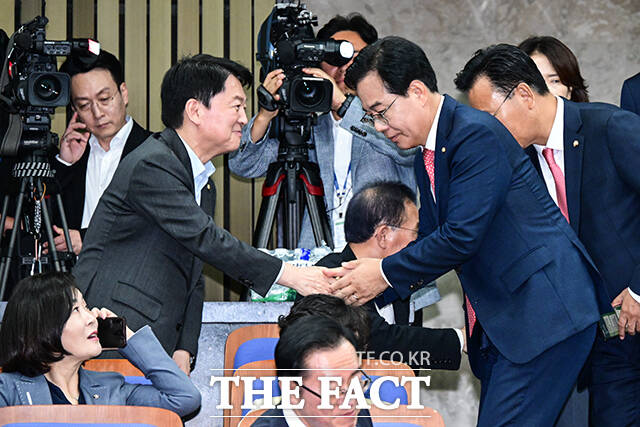  뼱 й      õ ɰ ִ.  ۾  ǥ 30   ǵ ȸ  ǿȸ ϸ ö ǿ λϰ ִ . /ȣ 