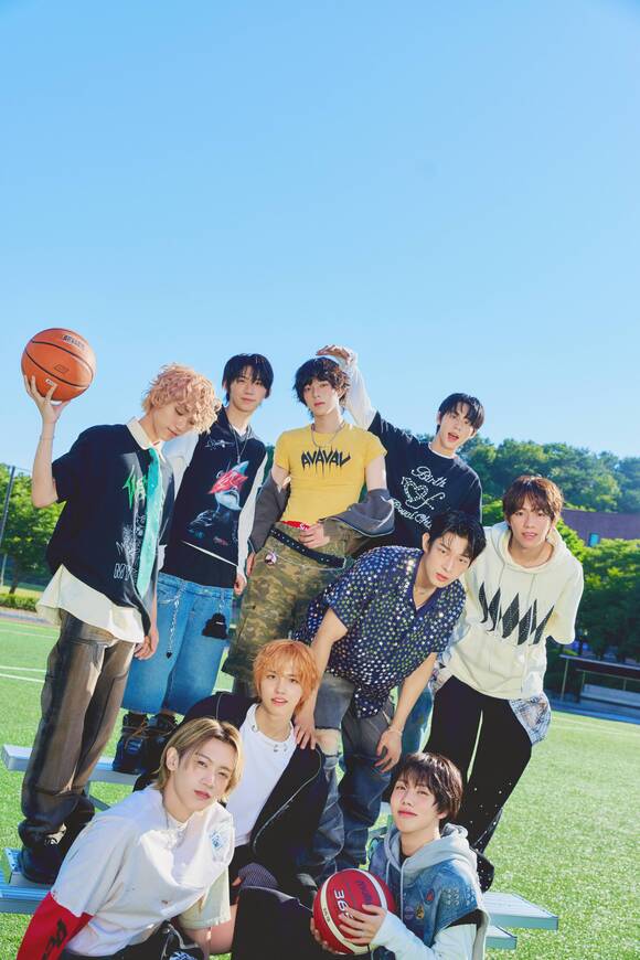 ȩ  1 ù ° ̴ ٹ 'WHO WE ARE' ߸ϰ ߴ. ٹ ÷ð Ҿ  , ڽŰ б  븦  ܴ ִ. /F&F