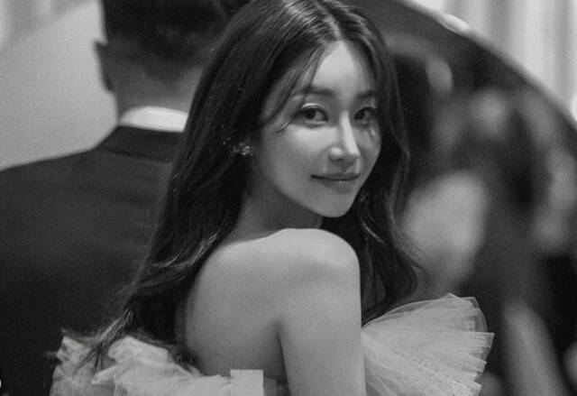 ׷ AOA   ۰ ư ȥ  1   ӽ ҽ   ϸ ް ִ. / SNS