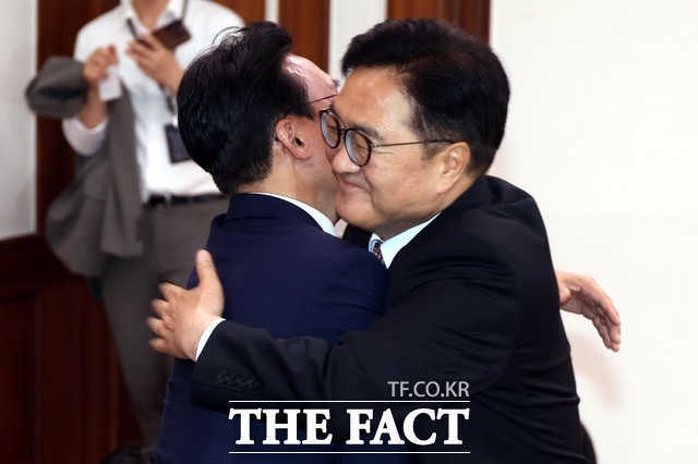  ȸ 4   ǵ ȸ ǿ μ Ѹ     λ縦 ϰ ִ. /ý