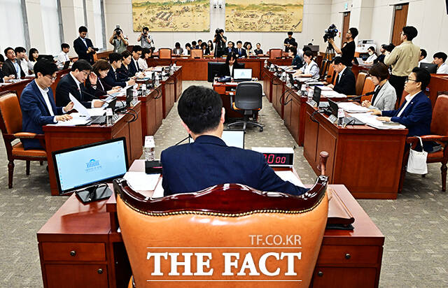 迵ȣ  8   ǵ ȸ  ȸ üȸǿ  Ȱ ϰ ִ. /ȸ= 