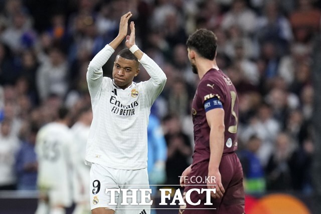  7 10()  4 Ʈ Ÿ(̱) ' '  2025 ౸(FIFA) Ŭ 4 PSG(Ȩ)- 帮()    ºν 80ȸ ߸Ÿ Ѵ./帮=AP.ý