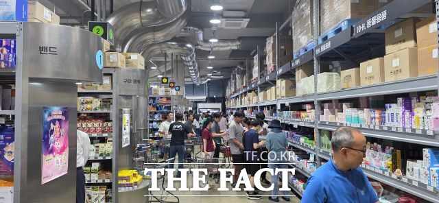 9   â ౹ ް丮   ϰ ִ. / 
