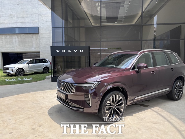  9    븦 ް ִ  ÷׽ ƿƼ(SUV) '  XC90' ŷ    Ȯ ô. /Ȳ 