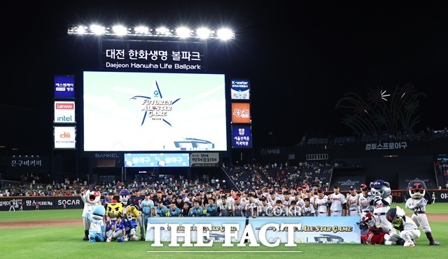 11  ߱ ȭũ  '2025 KBO ýŸ ̵ ǻĽ ýŸ' οýŸ ϺοýŸ ⸦ ģ   Կ ϰ ִ. /ý