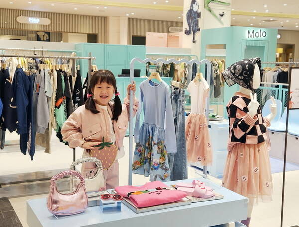 żȭ 'ƾ'(Pre-Teen, 10~13) 븦 ܳ 귣 ξ ȭϰ ִ. /żȭ