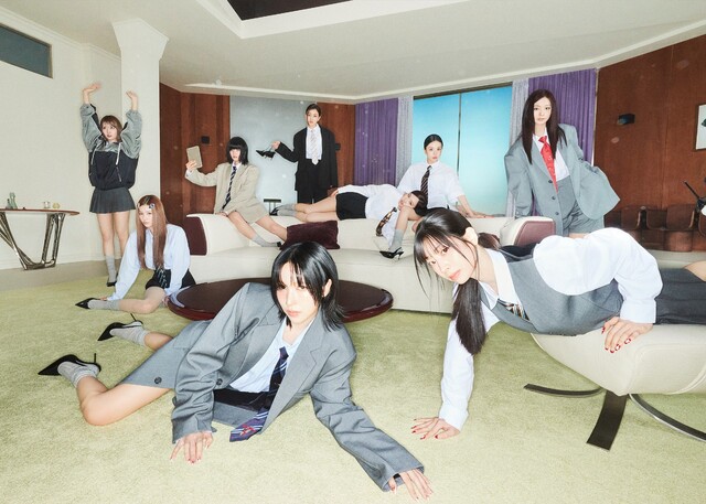 ù Ʈ   Ʈ 'HEARTBREAK AVENUE' ̸ , ٹ ߴ  10 Ѿ  ο 10  ġ  . /JYP