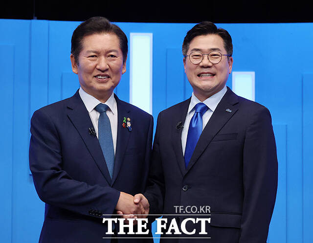 û() Ҿִ ǥ ĺ 16   õ  SBS  TVȸ ռ Կ ϰ ִ. /ȸڴ