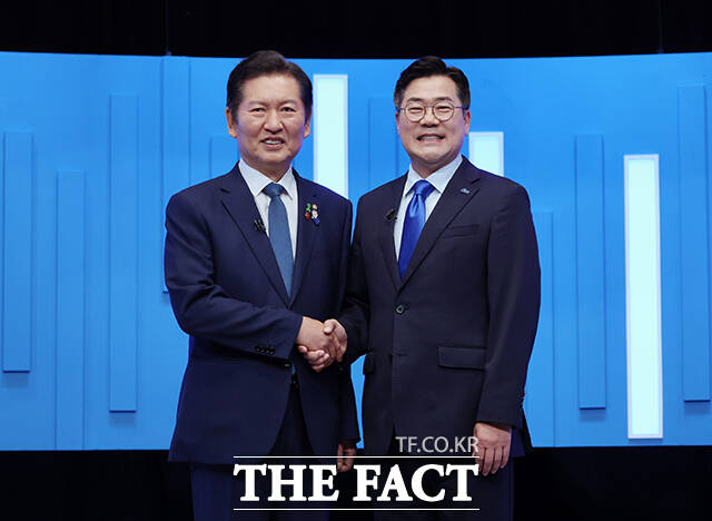 û() Ҿִ ǥ ĺ 16   õ  SBS  TVȸ ռ Կ ϰ ִ. /ȸڴ