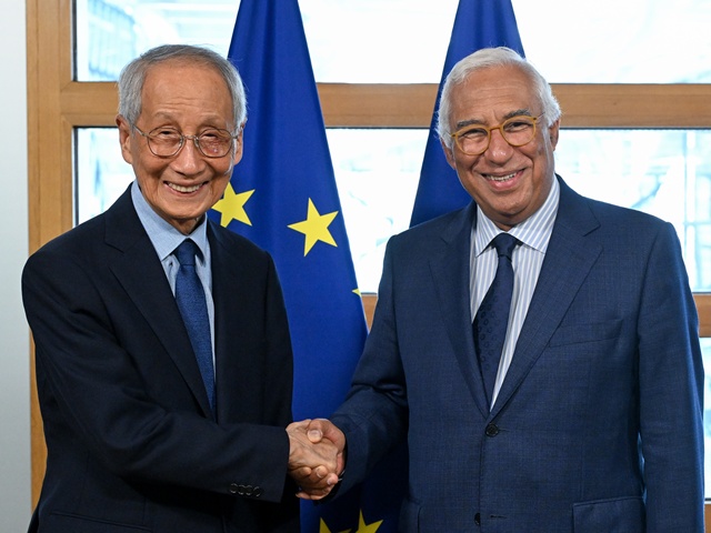  ȯ   ϴ  (EU) Ư ⿡  湮 EU ֿ λ ߴ.    () 15(ð) ⿡ 򼿿 Ͽ ڽŸ EU ȸ   . /ܱ